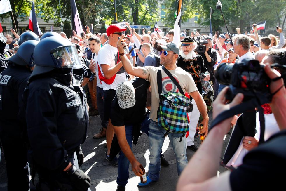 La Policía detiene la manifestación de los negacionistas del coronavirus en Berlín