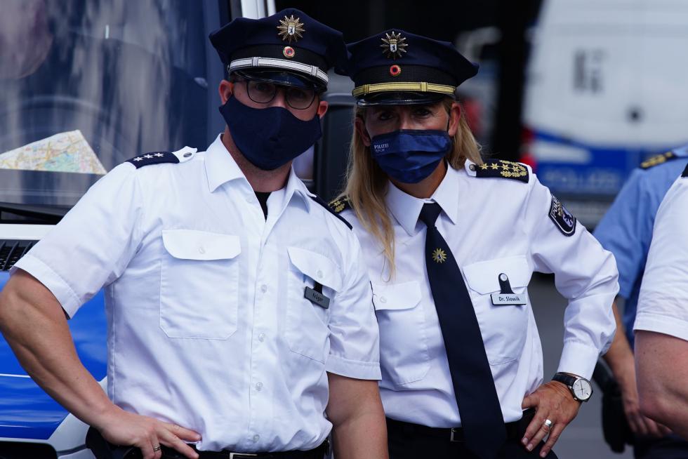 La Policía detiene la manifestación de los negacionistas del coronavirus en Berlín