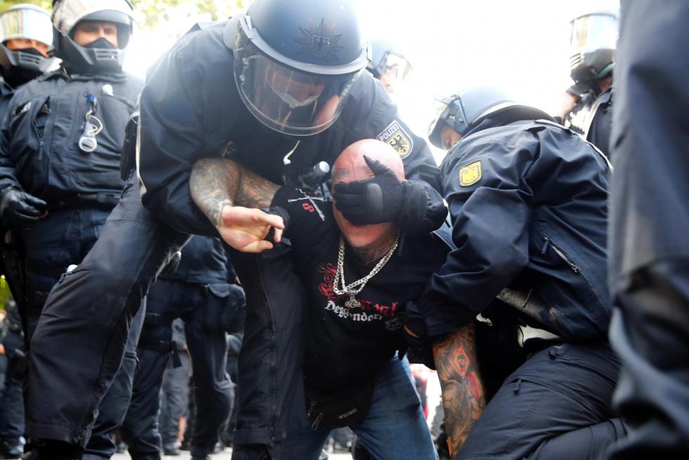 La Policía detiene la manifestación de los negacionistas del coronavirus en Berlín