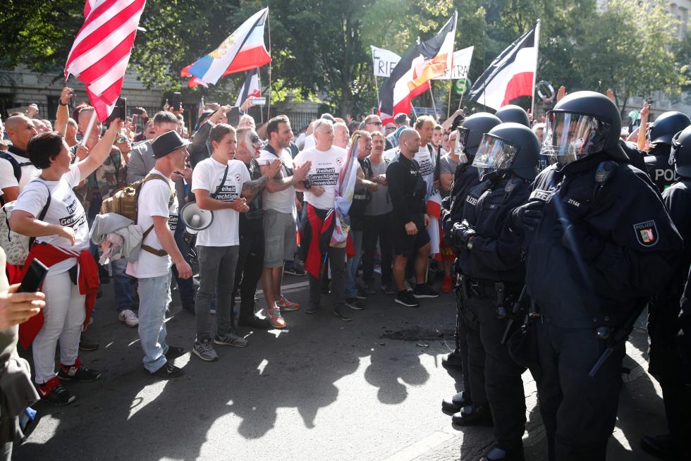 La Policía detiene la manifestación de los negacionistas del coronavirus en Berlín