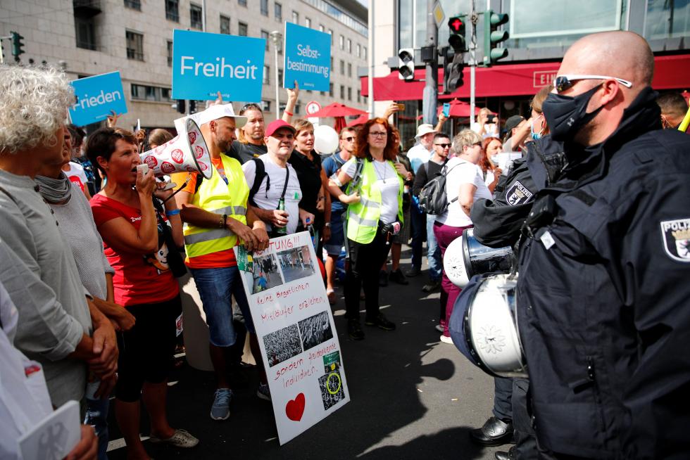 La Policía detiene la manifestación de los negacionistas del coronavirus en Berlín
