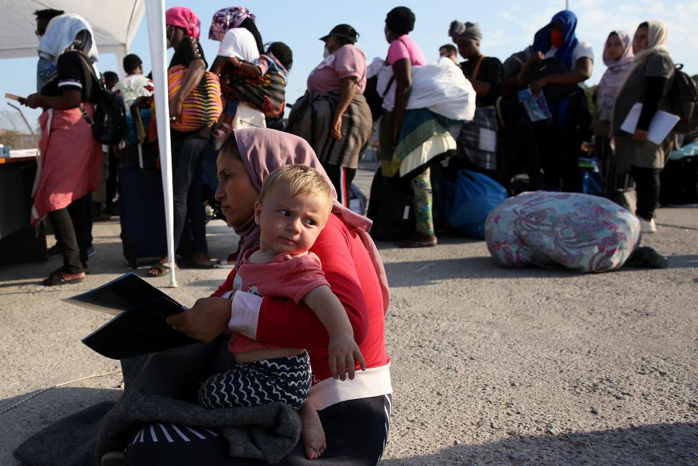 Kara Tepe (Greece), 12/09/2020.- An asylum seeker gets a Covid-19 test before entering the new refugee camp at Kara Tepe on Lesbos island, Greece, 12 September 2020. Some two hundred refugees and migrants, mostly families have already entered the camp after they were examined for Covid-19. Thousands of migrants and refugees are still without shelter following the successive fires at the Moria Reception and Identification Centre. A fire broke out in the overcrowded Moria Refugee Camp early 09 September 2020, destroying large parts of some 13,000 refugees' accommodations. The military camp which serves as a European Union's so-called 'hotspot' was designed to hold some 3,000 people, but has at times been the dwelling of some 20,000 refugees. (Incendio, Grecia, Estados Unidos) EFE/EPA/ORESTIS PANAGIOTOU Asylum seekers at the new camp at Kara Tepe