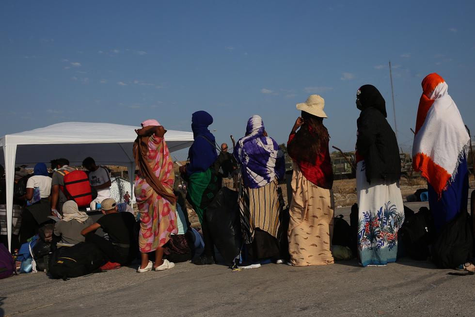 Kara Tepe (Greece), 12/09/2020.- Asylum seekers wait in line to enter the new refugee camp at Kara Tepe on Lesbos island, Greece, 12 September 2020. Some two hundred refugees and migrants, mostly families have already entered the camp after they were examined for Covid-19. Thousands of migrants and refugees are still without shelter following the successive fires at the Moria Reception and Identification Centre. A fire broke out in the overcrowded Moria Refugee Camp early 09 September 2020, destroying large parts of some 13,000 refugees' accommodations. The military camp which serves as a European Union's so-called 'hotspot' was designed to hold some 3,000 people, but has at times been the dwelling of some 20,000 refugees. (Incendio, Grecia, Estados Unidos) EFE/EPA/ORESTIS PANAGIOTOU Asylum seekers at the new camp at Kara Tepe