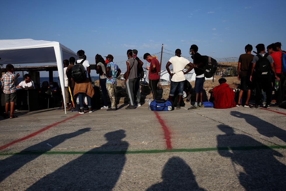 Kara Tepe (Greece), 12/09/2020.- Children play in the new refugee camp at Kara Tepe on Lesbos island, Greece, 12 September 2020. Some two hundred refugees and migrants, mostly families have already entered the camp after they were examined for Covid-19. Thousands of migrants and refugees are still without shelter following the successive fires at the Moria Reception and Identification Centre. A fire broke out in the overcrowded Moria Refugee Camp early 09 September 2020, destroying large parts of some 13,000 refugees' accommodations. The military camp which serves as a European Union's so-called 'hotspot' was designed to hold some 3,000 people, but has at times been the dwelling of some 20,000 refugees. (Incendio, Grecia, Estados Unidos) EFE/EPA/ORESTIS PANAGIOTOU Asylum seekers at the new camp at Kara Tepe