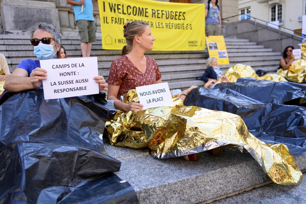 Lausanne (Switzerland), 12/09/2020.- Protesters hold a die-in to protest against the fires that devastated Moria refugee camp on Lesbos, at the Place Saint-Laurent in the city centre of Lausanne, Switzerland, 12 September 2020. The protesters believe that the Swiss government should support Greece and take in migrants stranded on the island of Lesbos. A fire broke out in the overcrowded Moria Refugee Camp early 09 September 2020, destroying large parts of some 13,000 refugees' accommodations. The military camp which serves as a European Union's so-called 'hotspot' was designed to hold some 3,000 people, but has at times been the dwelling of some 20,000 refugees. (Protestas, Incendio, Grecia, Suiza, Estados Unidos) EFE/EPA/LAURENT GILLIERON Protest for Swiss government support to refugees at Moria camp on Lesbos