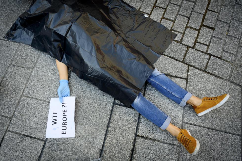 Lausanne (Switzerland), 12/09/2020.- Protesters hold a die-in to protest against the fires that devastated Moria refugee camp on Lesbos, at the Place Saint-Laurent in the city centre of Lausanne, Switzerland, 12 September 2020. The protesters believe that the Swiss government should support Greece and take in migrants stranded on the island of Lesbos. A fire broke out in the overcrowded Moria Refugee Camp early 09 September 2020, destroying large parts of some 13,000 refugees' accommodations. The military camp which serves as a European Union's so-called 'hotspot' was designed to hold some 3,000 people, but has at times been the dwelling of some 20,000 refugees. (Protestas, Incendio, Grecia, Suiza, Estados Unidos) EFE/EPA/LAURENT GILLIERON Protest for Swiss government support to refugees at Moria camp on Lesbos
