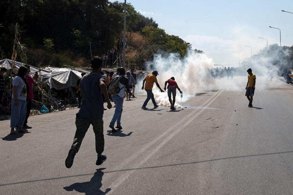 Lausanne (Switzerland), 12/09/2020.- Protesters hold a die-in to protest against the fires that devastated Moria refugee camp on Lesbos, at the Place Saint-Laurent in the city centre of Lausanne, Switzerland, 12 September 2020. The protesters believe that the Swiss government should support Greece and take in migrants stranded on the island of Lesbos. A fire broke out in the overcrowded Moria Refugee Camp early 09 September 2020, destroying large parts of some 13,000 refugees' accommodations. The military camp which serves as a European Union's so-called 'hotspot' was designed to hold some 3,000 people, but has at times been the dwelling of some 20,000 refugees. (Protestas, Incendio, Grecia, Suiza, Estados Unidos) EFE/EPA/LAURENT GILLIERON Protest for Swiss government support to refugees at Moria camp on Lesbos