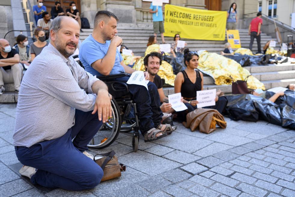Lausanne (Switzerland), 12/09/2020.- Protesters hold a die-in to protest against the fires that devastated Moria refugee camp on Lesbos, at the Place Saint-Laurent in the city centre of Lausanne, Switzerland, 12 September 2020. The protesters believe that the Swiss government should support Greece and take in migrants stranded on the island of Lesbos. A fire broke out in the overcrowded Moria Refugee Camp early 09 September 2020, destroying large parts of some 13,000 refugees' accommodations. The military camp which serves as a European Union's so-called 'hotspot' was designed to hold some 3,000 people, but has at times been the dwelling of some 20,000 refugees. (Protestas, Incendio, Grecia, Suiza, Estados Unidos) EFE/EPA/LAURENT GILLIERON Protest for Swiss government support to refugees at Moria camp on Lesbos