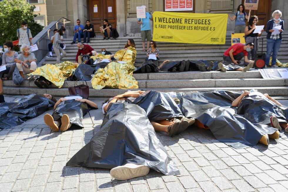 Lausanne (Switzerland), 12/09/2020.- Protesters and the mayor of Lausanne Gregoire Junod (L), hold a die-in to protest against the fires that devastated Moria refugee camp on Lesbos, at the Place Saint-Laurent in the city centre of Lausanne, Switzerland, 12 September 2020. The protesters believe that the Swiss government should support Greece and take in migrants stranded on the island of Lesbos. A fire broke out in the overcrowded Moria Refugee Camp early 09 September 2020, destroying large parts of some 13,000 refugees' accommodations. The military camp which serves as a European Union's so-called 'hotspot' was designed to hold some 3,000 people, but has at times been the dwelling of some 20,000 refugees. (Protestas, Incendio, Grecia, Suiza, Estados Unidos) EFE/EPA/LAURENT GILLIERON Protest for Swiss government support to refugees at Moria camp on Lesbos