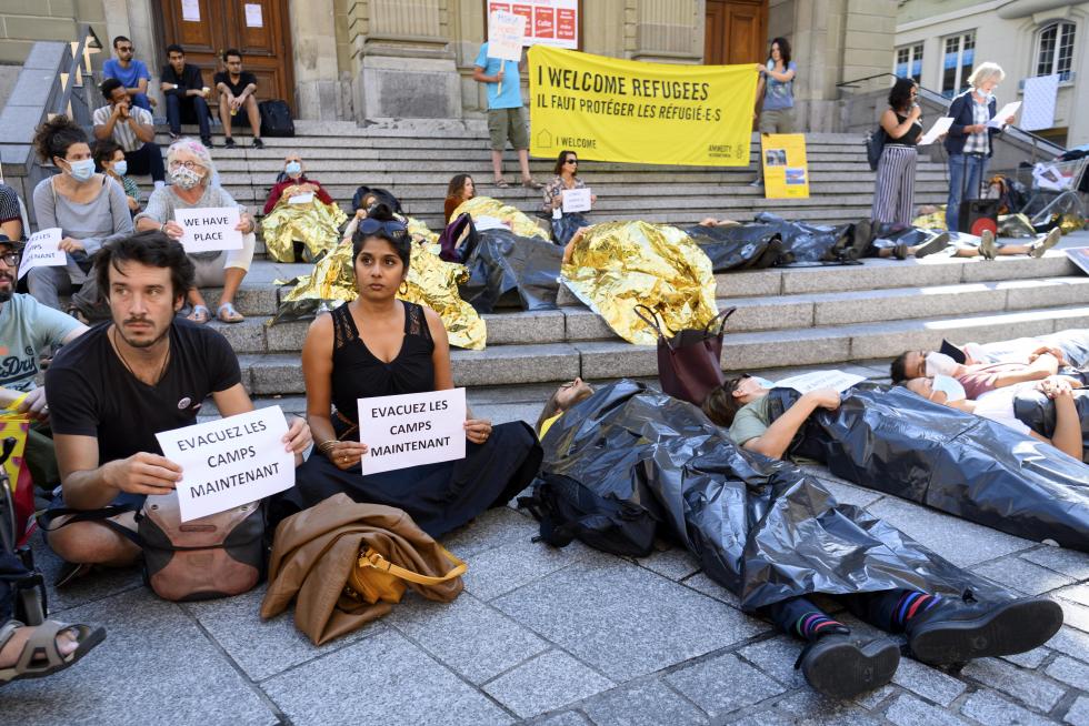 Lausanne (Switzerland), 12/09/2020.- Protesters hold a die-in to protest against the fires that devastated Moria refugee camp on Lesbos, at the Place Saint-Laurent in the city centre of Lausanne, Switzerland, 12 September 2020. The protesters believe that the Swiss government should support Greece and take in migrants stranded on the island of Lesbos. A fire broke out in the overcrowded Moria Refugee Camp early 09 September 2020, destroying large parts of some 13,000 refugees' accommodations. The military camp which serves as a European Union's so-called 'hotspot' was designed to hold some 3,000 people, but has at times been the dwelling of some 20,000 refugees. (Protestas, Incendio, Grecia, Suiza, Estados Unidos) EFE/EPA/LAURENT GILLIERON Protest for Swiss government support to refugees at Moria camp on Lesbos