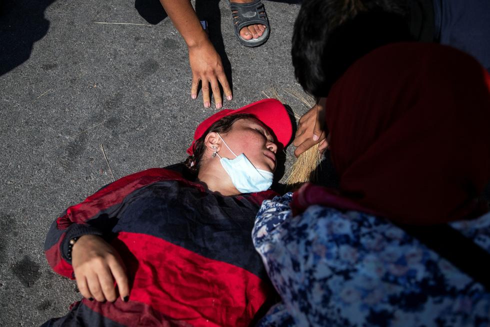 Lausanne (Switzerland), 12/09/2020.- Protesters hold a die-in to protest against the fires that devastated Moria refugee camp on Lesbos, at the Place Saint-Laurent in the city centre of Lausanne, Switzerland, 12 September 2020. The protesters believe that the Swiss government should support Greece and take in migrants stranded on the island of Lesbos. A fire broke out in the overcrowded Moria Refugee Camp early 09 September 2020, destroying large parts of some 13,000 refugees' accommodations. The military camp which serves as a European Union's so-called 'hotspot' was designed to hold some 3,000 people, but has at times been the dwelling of some 20,000 refugees. (Protestas, Incendio, Grecia, Suiza, Estados Unidos) EFE/EPA/LAURENT GILLIERON Protest for Swiss government support to refugees at Moria camp on Lesbos