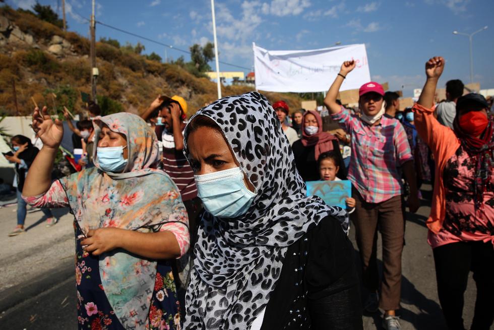 Moria (Greece), 12/09/2020.- Asylum seekers protest against the new camp at Kara Tepe on Lesbos island, Greece, 12 September 2020. Migrants and refugees oppose plans to be hosted in a new camp and ask to travel to their destinations. Thousands of migrants and refugees are still without shelter following the successive fires at the Moria Reception and Identification Centre. A fire broke out in the overcrowded Moria Refugee Camp early 09 September 2020, destroying large parts of some 13,000 refugees' accommodations. The military camp which serves as a European Union's so-called 'hotspot' was designed to hold some 3,000 people, but has at times been the dwelling of some 20,000 refugees. (Protestas, Incendio, Grecia, Estados Unidos) EFE/EPA/ORESTIS PANAGIOTOU Protests against the new camp at Kara Tepe