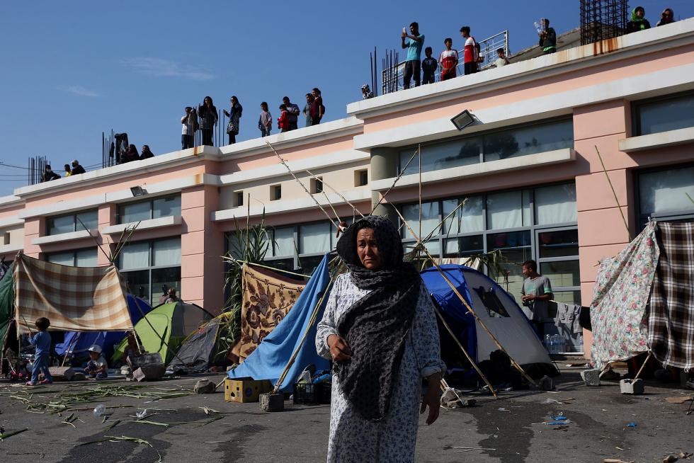 Moria (Greece), 12/09/2020.- Asylum seekers protest against the new camp at Kara Tepe on Lesbos island, Greece, 12 September 2020. Migrants and refugees oppose plans to be hosted in a new camp and ask to travel to their destinations. Thousands of migrants and refugees are still without shelter following the successive fires at the Moria Reception and Identification Centre. A fire broke out in the overcrowded Moria Refugee Camp early 09 September 2020, destroying large parts of some 13,000 refugees' accommodations. The military camp which serves as a European Union's so-called 'hotspot' was designed to hold some 3,000 people, but has at times been the dwelling of some 20,000 refugees. (Protestas, Incendio, Grecia, Estados Unidos) EFE/EPA/ORESTIS PANAGIOTOU Protests against the new camp at Kara Tepe