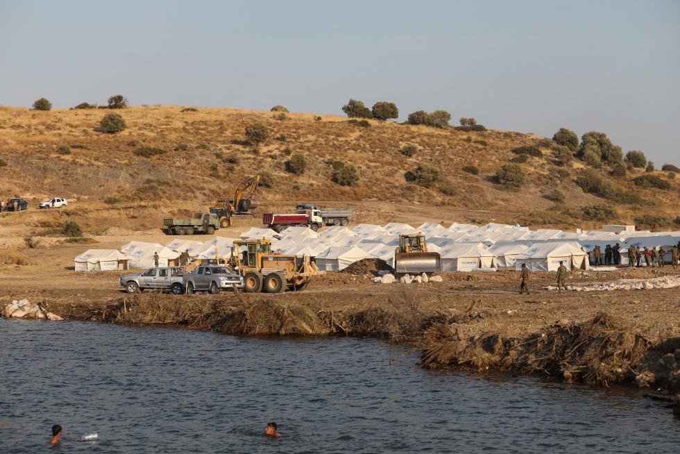 Refugiados del devastado campo de Moria empiezan a llegar a Lesbos.