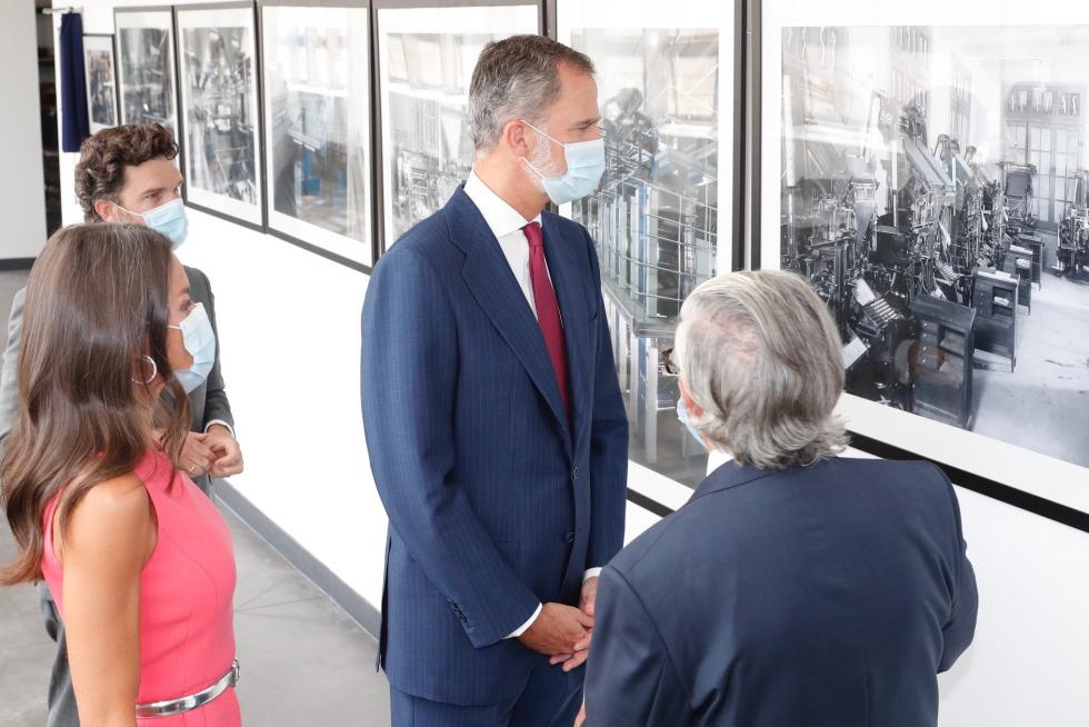 Los Reyes, con Fernando de Yarza e Íñigo de Yarza, en su visita a la rotativa de HERALDO.