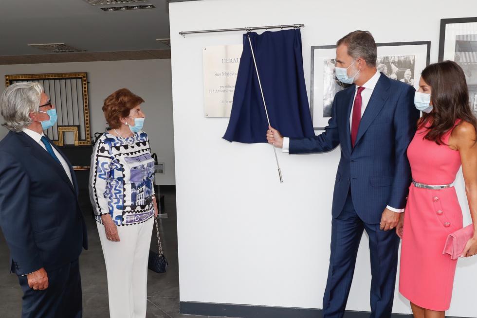 Los Reyes descubren una placa conmemorativa del acontecimiento en la rotativa.