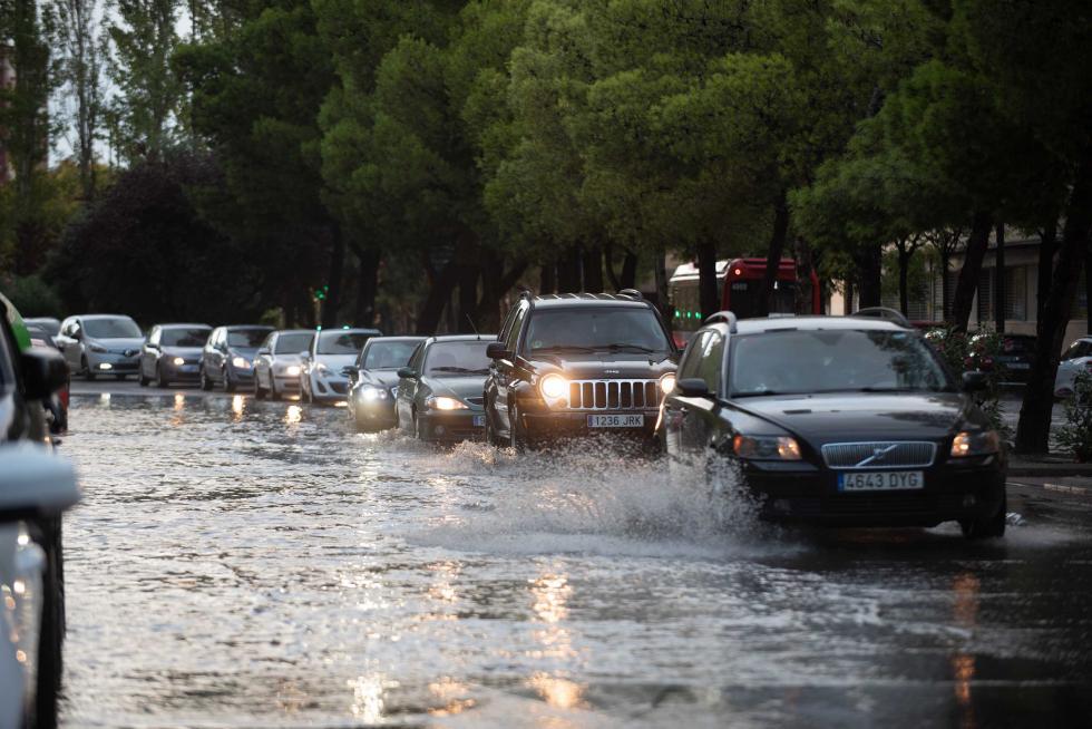 Afecciones al tráfico por la lluvia en la calle Violante de Hungría de Zaragoza