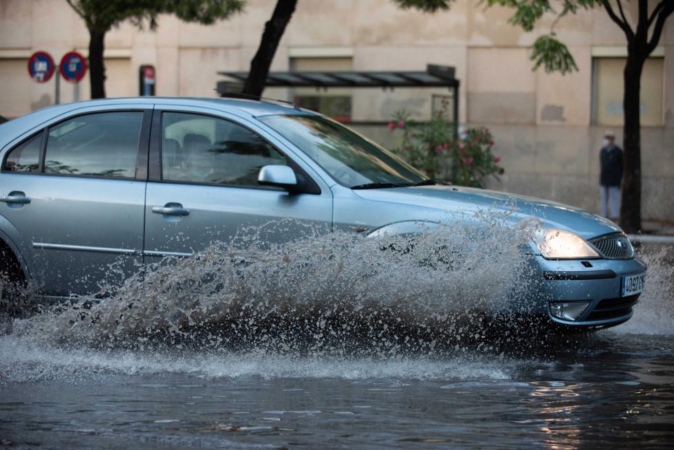 Afecciones al tráfico por la lluvia en la calle Violante de Hungría de Zaragoza