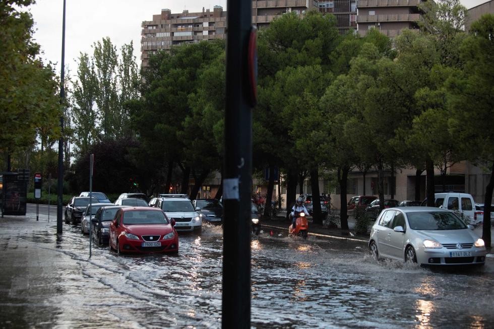 Afecciones al tráfico por la lluvia en la calle Violante de Hungría de Zaragoza