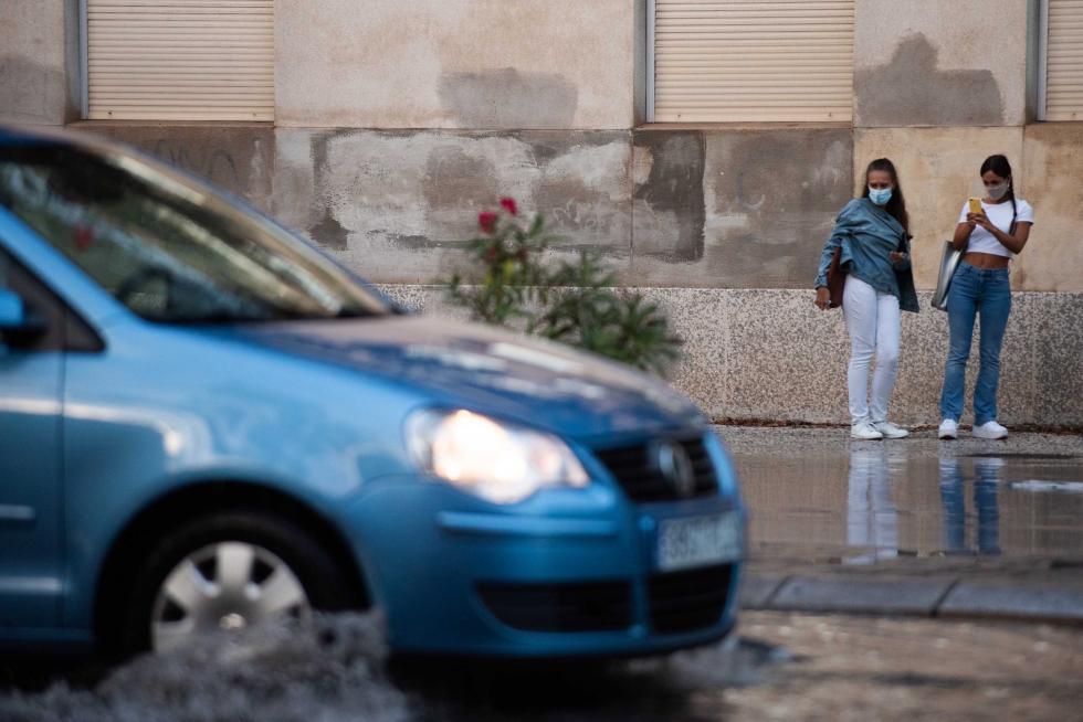 Afecciones al tráfico por la lluvia en la calle Violante de Hungría de Zaragoza