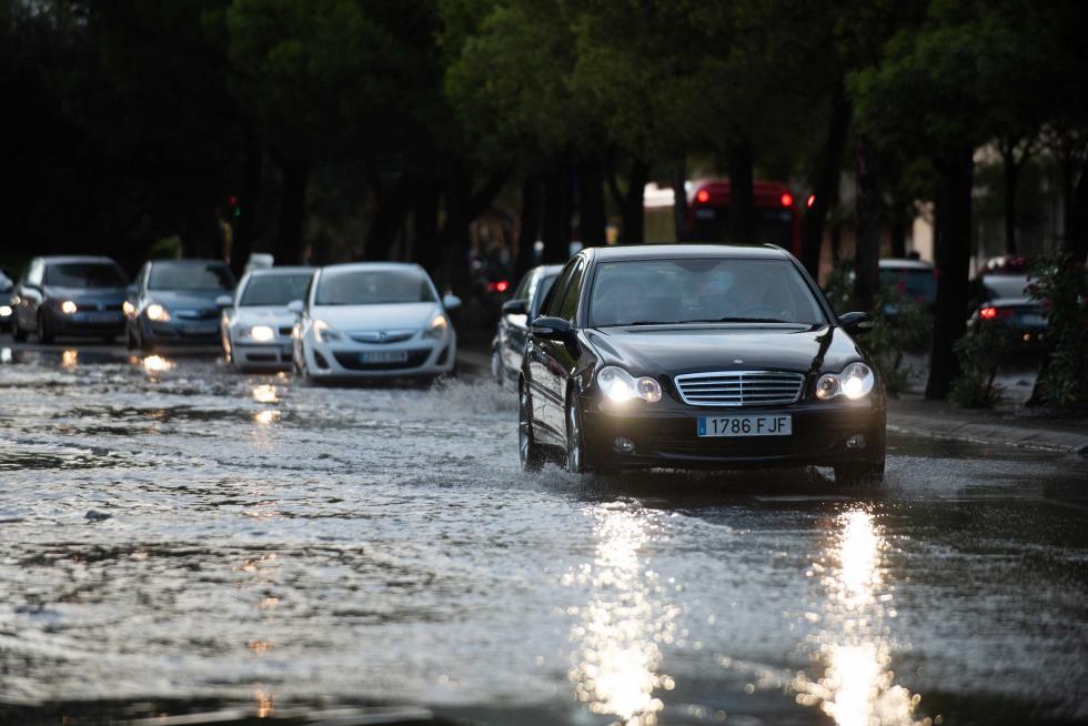 Afecciones al tráfico por la lluvia en la calle Violante de Hungría de Zaragoza