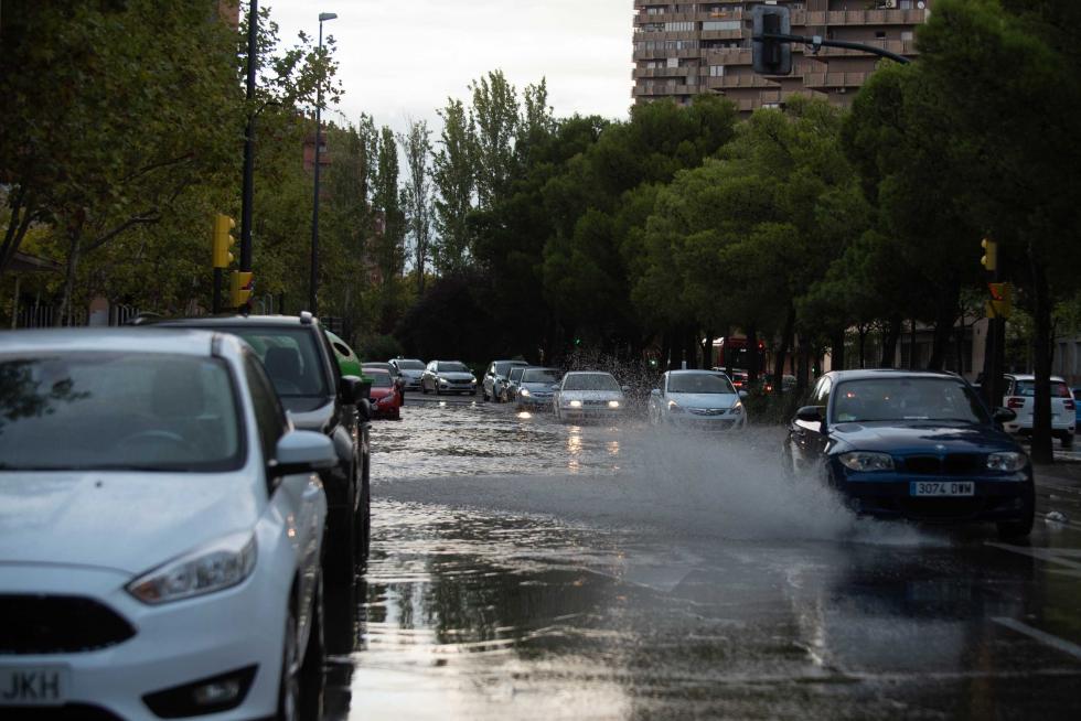 Afecciones al tráfico por la lluvia en la calle Violante de Hungría de Zaragoza