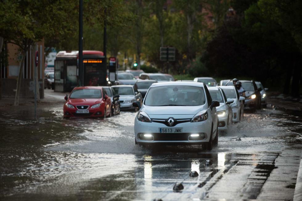 Afecciones al tráfico por la lluvia en la calle Violante de Hungría de Zaragoza