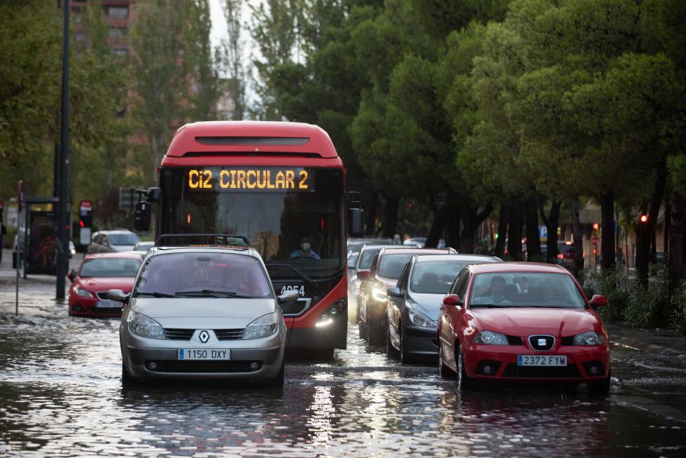 Afecciones al tráfico por la lluvia en la calle Violante de Hungría de Zaragoza