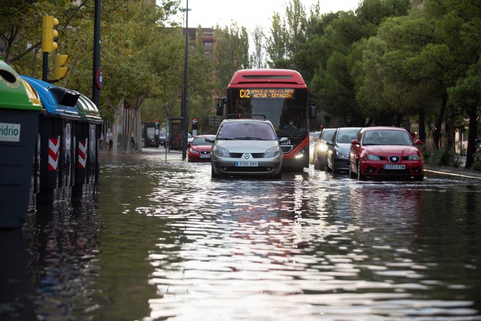 Afecciones al tráfico por la lluvia en la calle Violante de Hungría de Zaragoza
