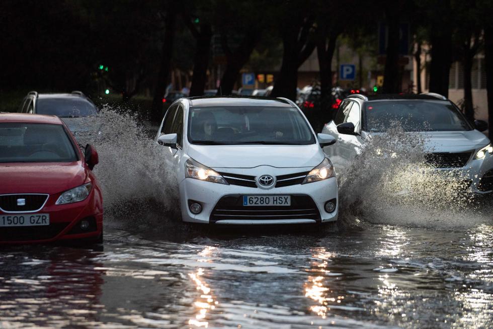 Afecciones al tráfico por la lluvia en la calle Violante de Hungría de Zaragoza