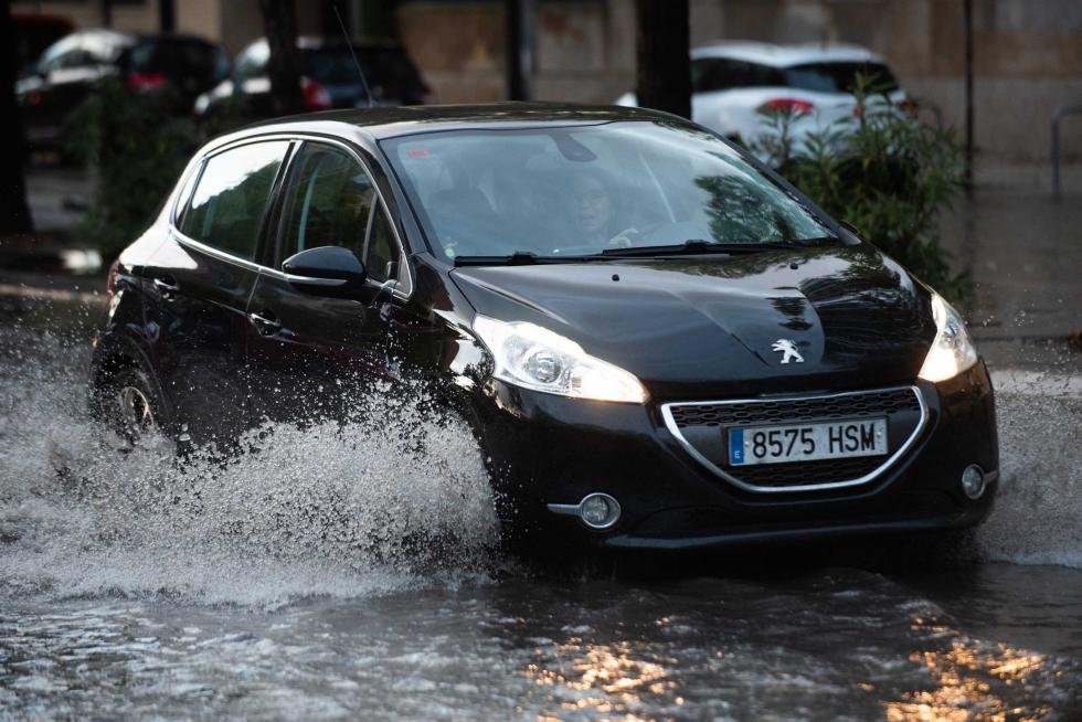 Afecciones al tráfico por la lluvia en la calle Violante de Hungría de Zaragoza