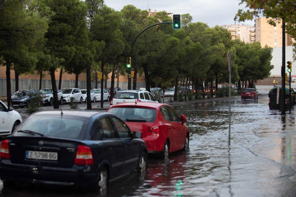 Afecciones al tráfico por la lluvia en la calle Violante de Hungría de Zaragoza