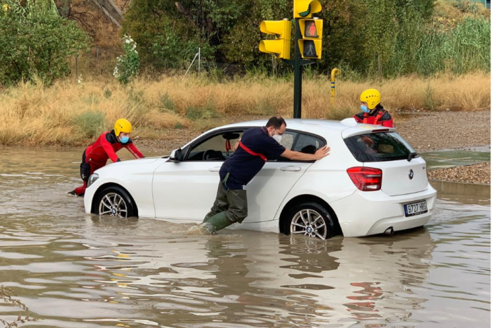 Bomberos rescatan un vehículo atrapado por la tromba de agua en Zaragoza