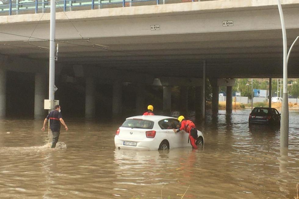 Intervención de los Bomberos de Zaragoza en la calle Luciano Gracia del Actur para ayudar a los coches afectados por la tromba de agua.