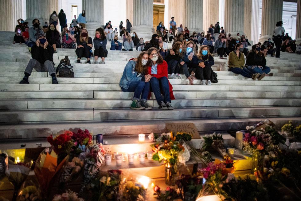 Ciudadanos en la puerta del Supremo de Estados Unidos tras la muerte de la jueza Ruth Bader Ginsburg.