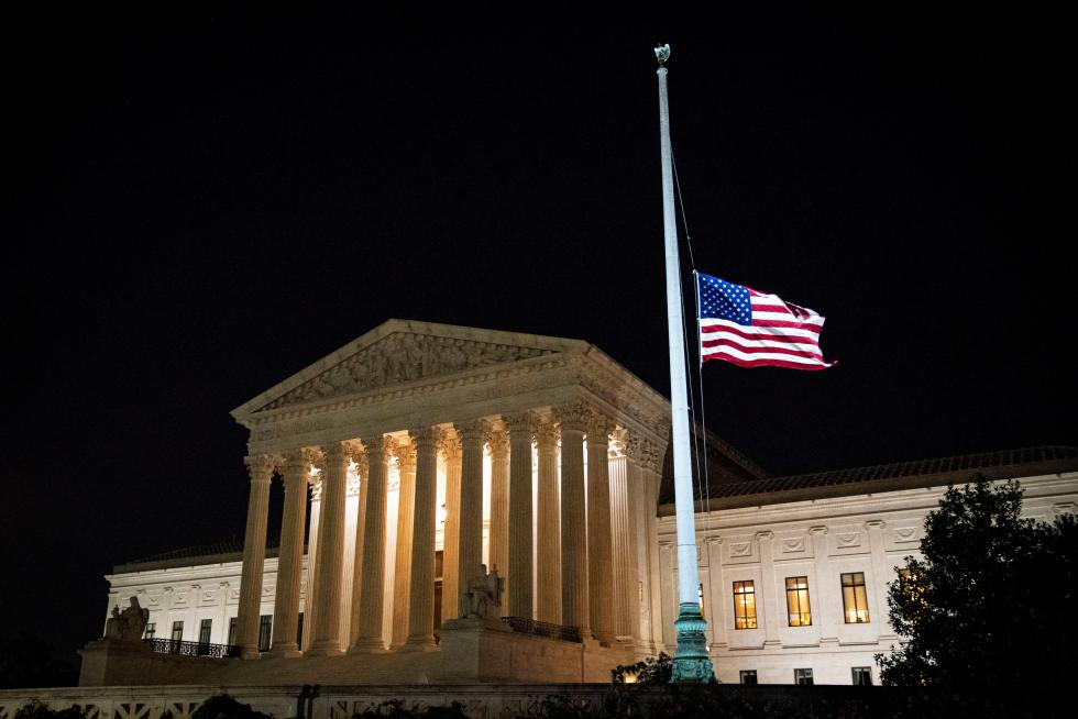 Ciudadanos en la puerta del Supremo de Estados Unidos tras la muerte de la jueza Ruth Bader Ginsburg.