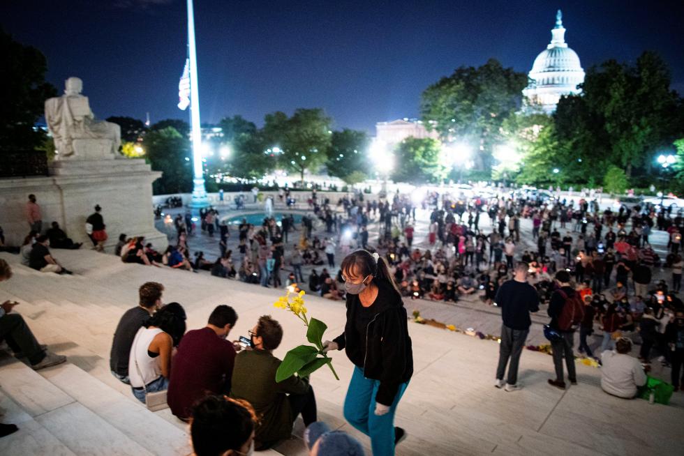Washington, Dc (United States), 19/09/2020.- Mourners gather outside the US Supreme Court after Justice Ruth Bader Ginsburg died from pancreatic cancer in Washington, DC, USA, 18 September 2020. Supreme Court Justice Ruth Bader Ginsburg, the second woman to serve on the court, died at the age of 87, from metastatic pancreatic cancer. (Estados Unidos) EFE/EPA/JIM LO SCALZO Justice Ruth Bader Ginsburg dead from pancreatic cancer at age 87