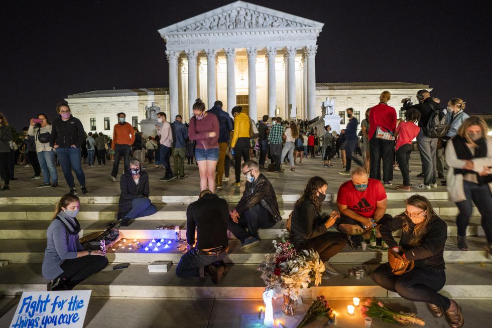 Washington, Dc (United States), 19/09/2020.- Mourners gather on the steps of the US Supreme Court after Justice Ruth Bader Ginsburg died from pancreatic cancer in Washington, DC, USA, 18 September 2020. Supreme Court Justice Ruth Bader Ginsburg, the second woman to serve on the court, died at the age of 87, from metastatic pancreatic cancer. (Estados Unidos) EFE/EPA/JIM LO SCALZO Justice Ruth Bader Ginsburg dead from pancreatic cancer at age 87