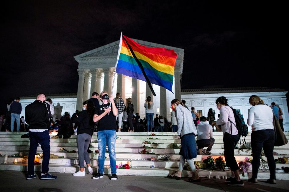 Washington, Dc (United States), 19/09/2020.- Mourners gather on the steps of the US Supreme Court after Justice Ruth Bader Ginsburg died from pancreatic cancer in Washington, DC, USA, 18 September 2020. Supreme Court Justice Ruth Bader Ginsburg, the second woman to serve on the court, died at the age of 87, from metastatic pancreatic cancer. (Estados Unidos) EFE/EPA/JIM LO SCALZO Justice Ruth Bader Ginsburg dead from pancreatic cancer at age 87