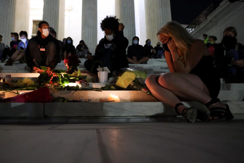Washington, Dc (United States), 19/09/2020.- Mourners gather on the steps of the US Supreme Court after Justice Ruth Bader Ginsburg died from pancreatic cancer in Washington, DC, USA, 18 September 2020. Supreme Court Justice Ruth Bader Ginsburg, the second woman to serve on the court, died at the age of 87, from metastatic pancreatic cancer. (Estados Unidos) EFE/EPA/JIM LO SCALZO Justice Ruth Bader Ginsburg dead from pancreatic cancer at age 87