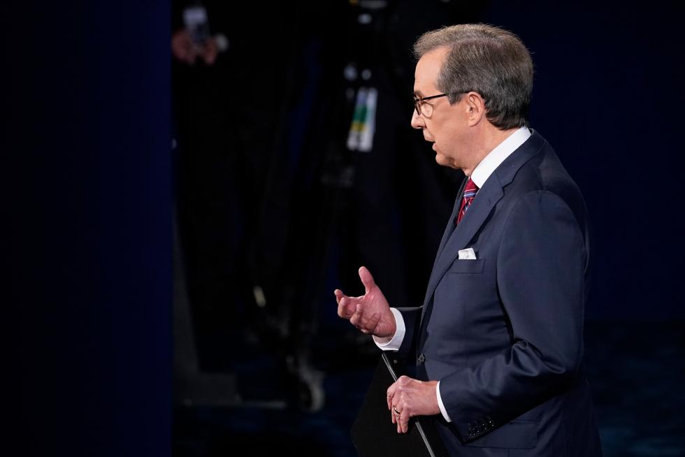 Cleveland (United States), 30/09/2020.- Debate moderator and Fox News anchor Chris Wallace talks prior to the first Presidential Debate between US President Donald Trump and Democratic presidential candidate and former Vice President Joe Biden, at the Case Western Reserve University and Cleveland Clinic in Cleveland, Ohio, 29 September 2020. (Estados Unidos) EFE/EPA/Morry Gash / POOL First 2020 Presidential Debate
