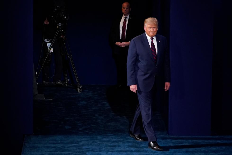 Cleveland (United States), 30/09/2020.- Debate moderator and Fox News anchor Chris Wallace talks to the crowd prior to the first Presidential Debate between US President Donald Trump and Democratic presidential candidate and former Vice President Joe Biden, at the Case Western Reserve University and Cleveland Clinic in Cleveland, Ohio, 29 September 2020. (Estados Unidos) EFE/EPA/Morry Gash / POOL First 2020 Presidential Debate