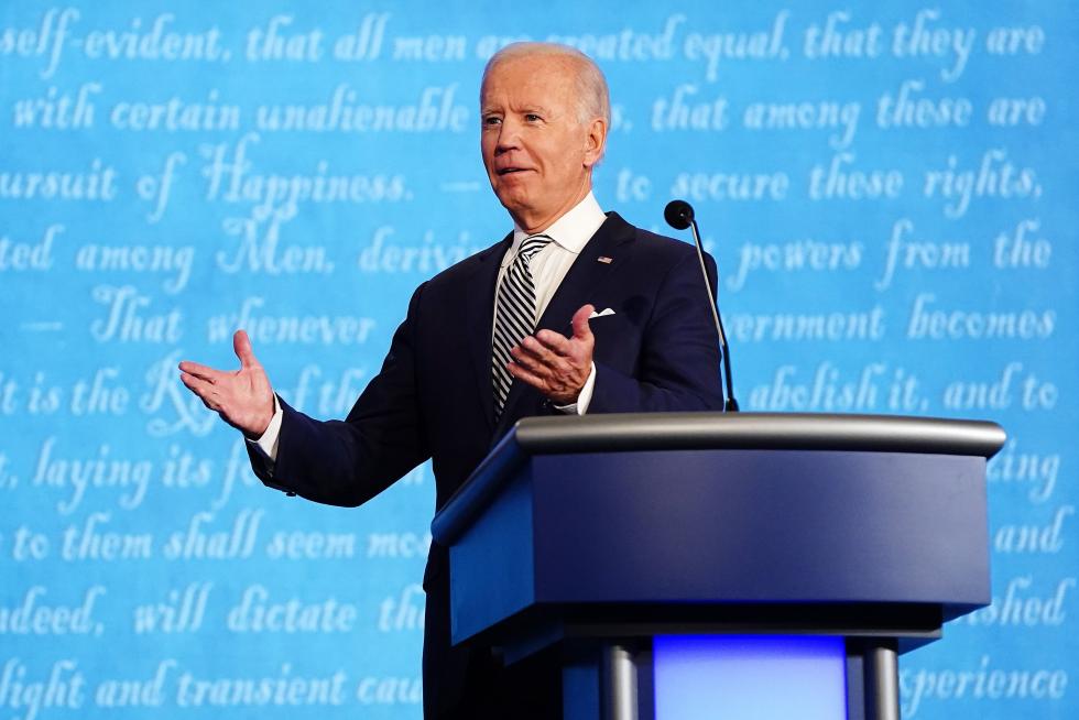Cleveland (United States), 30/09/2020.- US President Donald J. Trump (L) and Democratic presidential candidate Joe Biden (R) participate in the first 2020 presidential election debate at Samson Pavilion in Cleveland, Ohio, USA, 29 September 2020. The first presidential debate is co-hosted by Case Western Reserve University and the Cleveland Clinic. (Estados Unidos) EFE/EPA/JIM LO SCALZO First 2020 presidential election debate between US President Donald J. Trump and Democratic presidential candidate Joe Biden