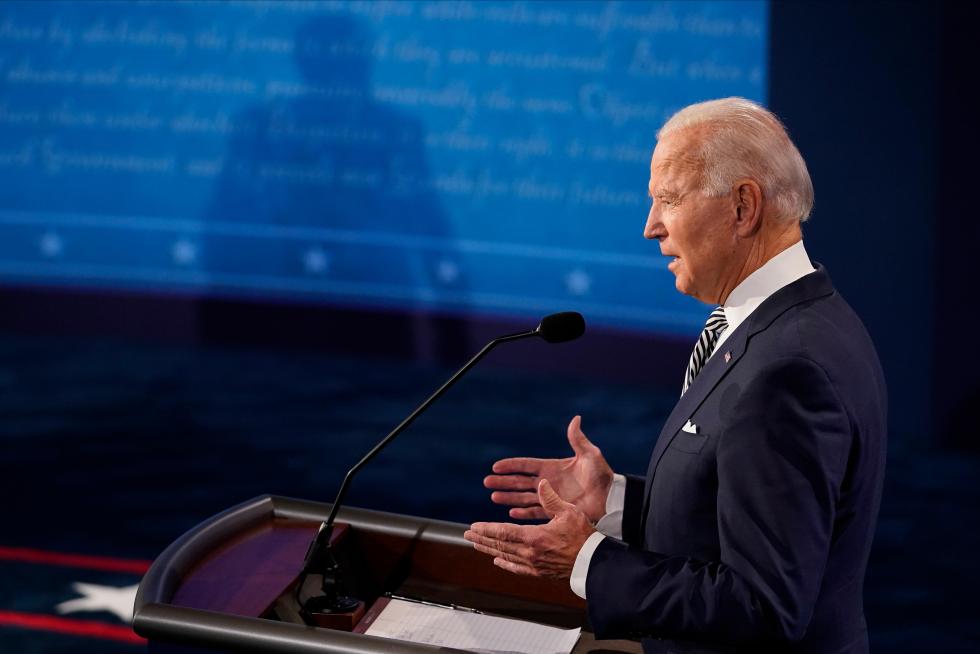 Cleveland (United States), 30/09/2020.- US President Donald J. Trump participates in the first 2020 presidential election debate at Samson Pavilion in Cleveland, Ohio, USA, 29 September 2020. The first presidential debate is co-hosted by Case Western Reserve University and the Cleveland Clinic. (Estados Unidos) EFE/EPA/JIM LO SCALZO First 2020 presidential election debate between US President Donald J. Trump and Democratic presidential candidate Joe Biden