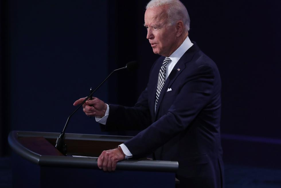 Cleveland (United States), 30/09/2020.- Democratic presidential candidate Joe Biden participates in the first 2020 presidential election debate at Samson Pavilion in Cleveland, Ohio, USA, 29 September 2020. The first presidential debate is co-hosted by Case Western Reserve University and the Cleveland Clinic. (Estados Unidos) EFE/EPA/JIM LO SCALZO First 2020 presidential election debate between US President Donald J. Trump and Democratic presidential candidate Joe Biden