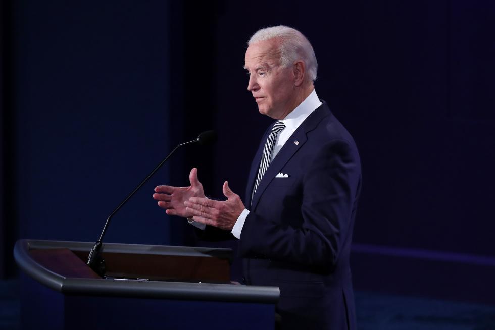 Cleveland (United States), 30/09/2020.- Democratic presidential candidate Joe Biden participates in the first 2020 presidential election debate at Samson Pavilion in Cleveland, Ohio, USA, 29 September 2020. The first presidential debate is co-hosted by Case Western Reserve University and the Cleveland Clinic. (Estados Unidos) EFE/EPA/MICHAEL REYNOLDS First 2020 presidential election debate between US President Donald J. Trump and Democratic presidential candidate Joe Biden