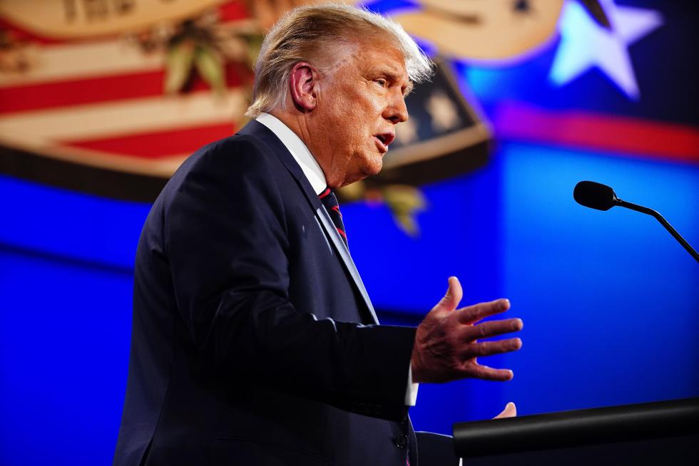 Cleveland (United States), 30/09/2020.- US President Donald J. Trump participates in the first 2020 presidential election debate at Samson Pavilion in Cleveland, Ohio, USA, 29 September 2020. The first presidential debate is co-hosted by Case Western Reserve University and the Cleveland Clinic. (Estados Unidos) EFE/EPA/JIM LO SCALZO First 2020 presidential election debate between US President Donald J. Trump and Democratic presidential candidate Joe Biden