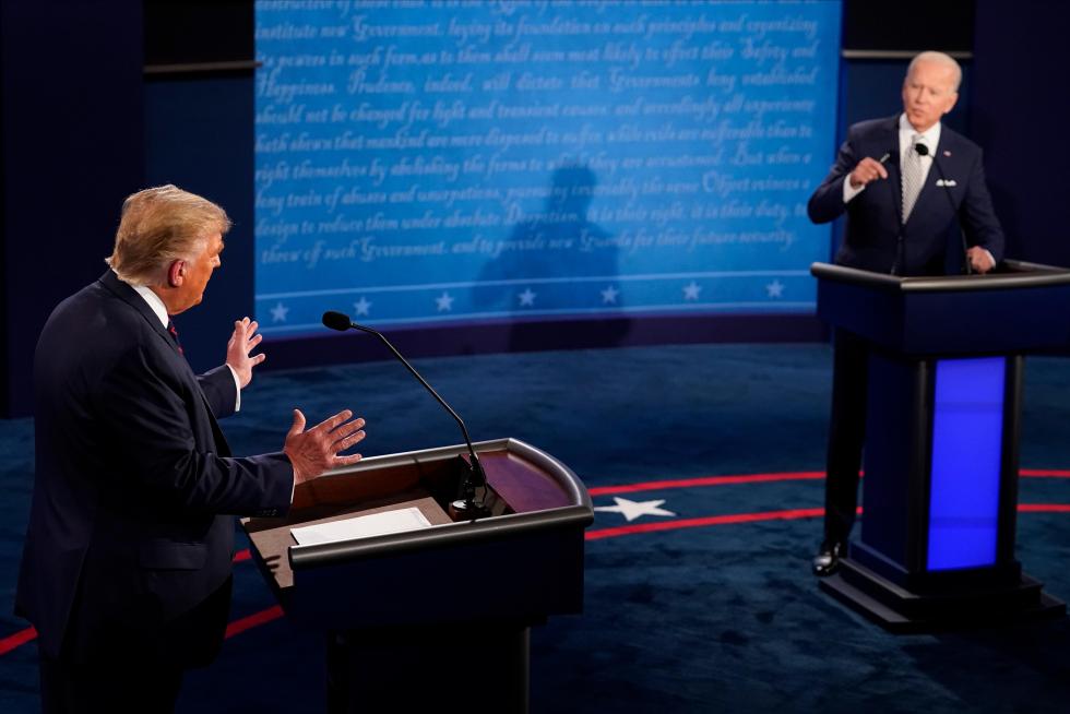 Cleveland (United States), 30/09/2020.- US President Donald J. Trump participates in the first 2020 presidential election debate at Samson Pavilion in Cleveland, Ohio, USA, 29 September 2020. The first presidential debate is co-hosted by Case Western Reserve University and the Cleveland Clinic. (Estados Unidos) EFE/EPA/MICHAEL REYNOLDS First 2020 presidential election debate between US President Donald J. Trump and Democratic presidential candidate Joe Biden