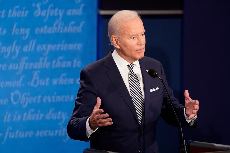 Cleveland (United States), 30/09/2020.- US President Donald J. Trump (L) and Democratic presidential candidate Joe Biden (R) participate in the first 2020 presidential election debate at Samson Pavilion in Cleveland, Ohio, USA, 29 September 2020. The first presidential debate is co-hosted by Case Western Reserve University and the Cleveland Clinic. (Estados Unidos) EFE/EPA/JIM LO SCALZO First 2020 presidential election debate between US President Donald J. Trump and Democratic presidential candidate Joe Biden