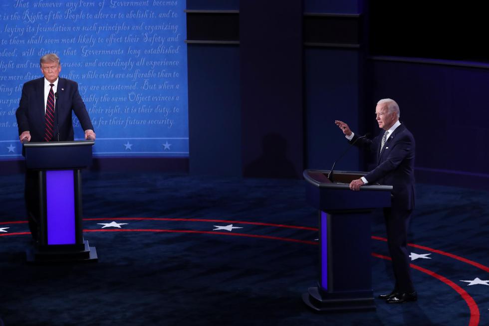 Cleveland (United States), 30/09/2020.- US President Donald J. Trump (L) and Democratic presidential candidate Joe Biden (R) participate in the first 2020 presidential election debate at Samson Pavilion in Cleveland, Ohio, USA, 29 September 2020. The first presidential debate is co-hosted by Case Western Reserve University and the Cleveland Clinic. (Estados Unidos) EFE/EPA/MICHAEL REYNOLDS First 2020 presidential election debate between US President Donald J. Trump and Democratic presidential candidate Joe Biden